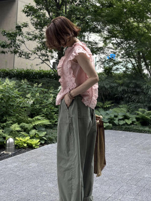 オリーブ色のカーキバレルパンツ