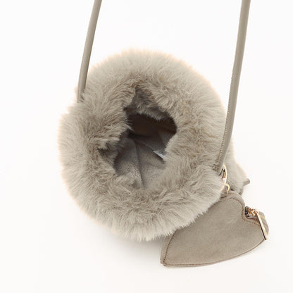 ファーショルダーバッグ ハートチャーム付き