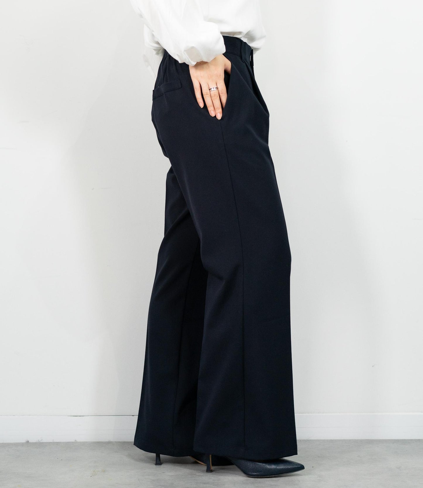タックストレートパンツ