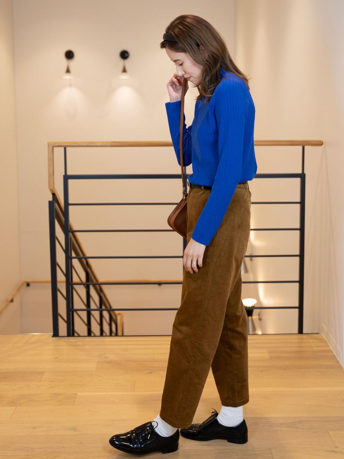 ケーブル柄ボトルネックニット