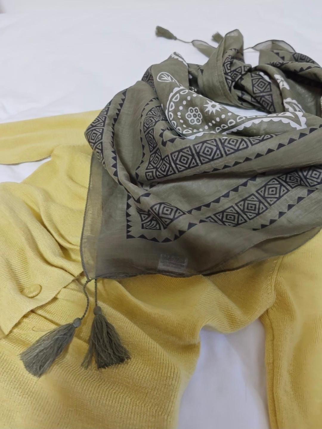 タッセルスクエアスカーフ