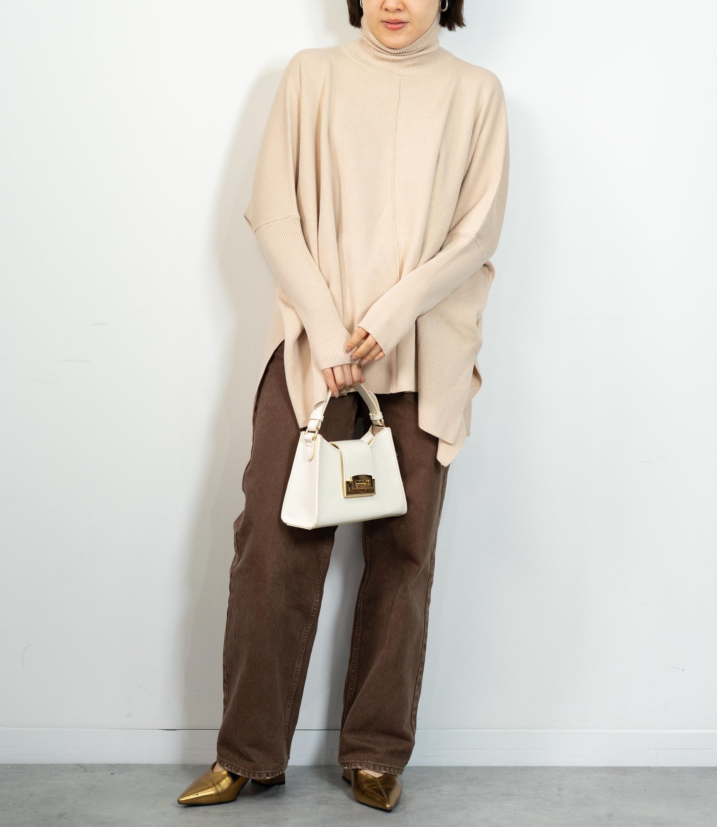 ハイネックポンチョニット