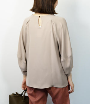 ダブルバックサテンエアリーブラウス