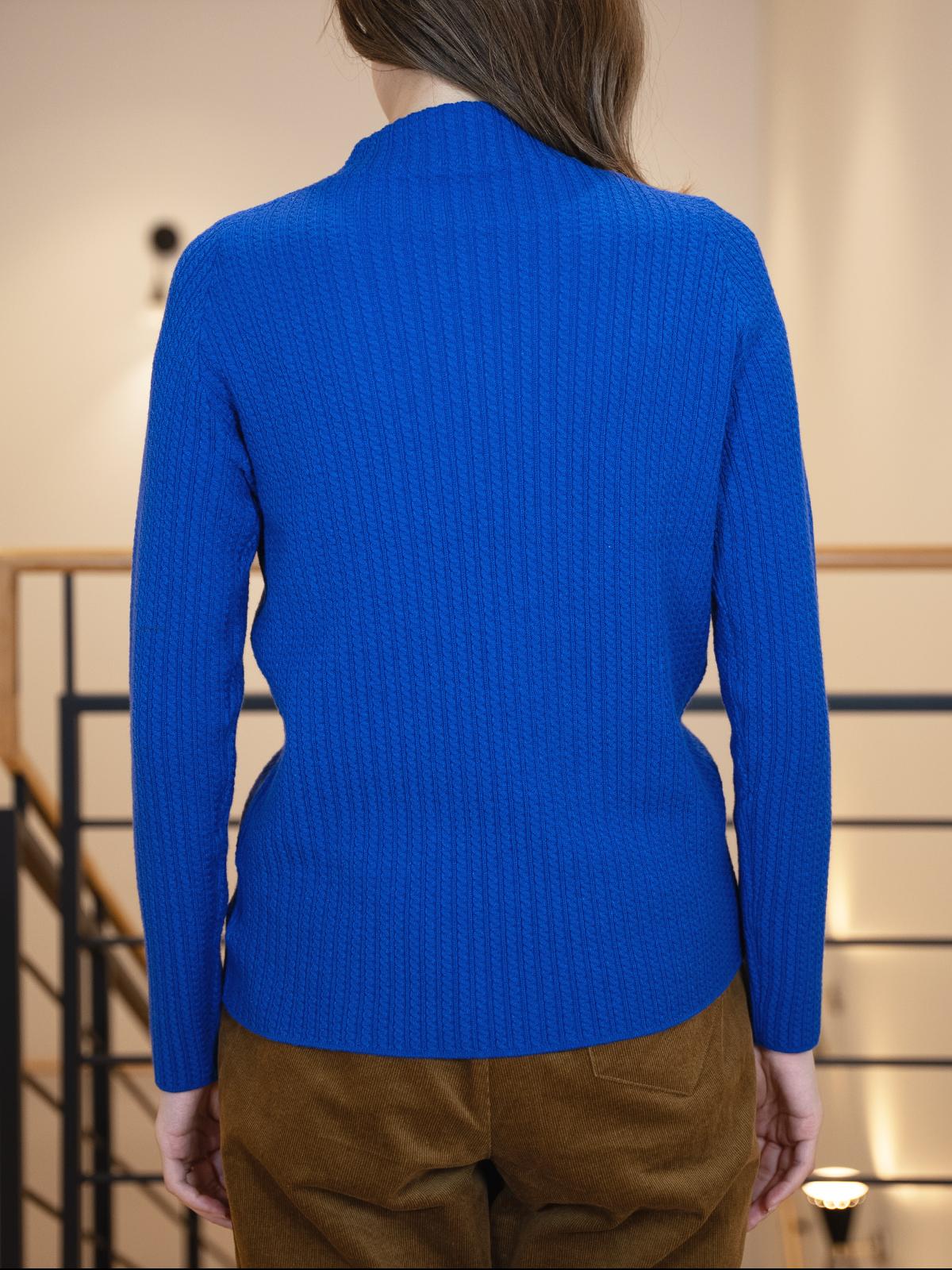 ケーブル柄ボトルネックニット