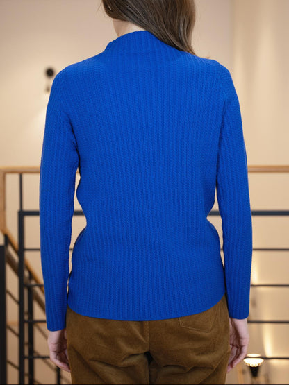 ケーブル柄ボトルネックニット