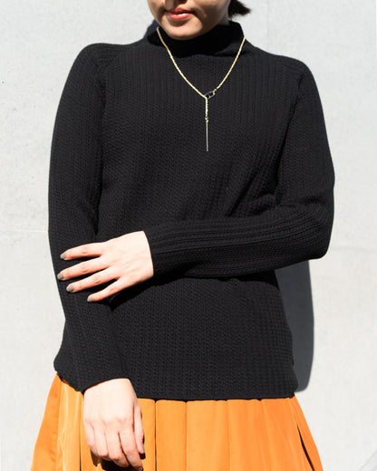 ケーブル柄ボトルネックニット