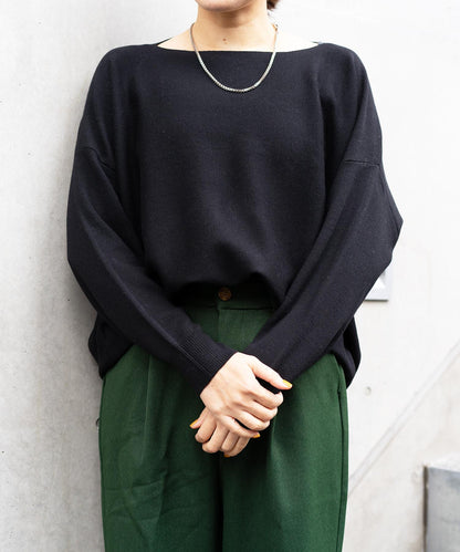 ボートネックニット