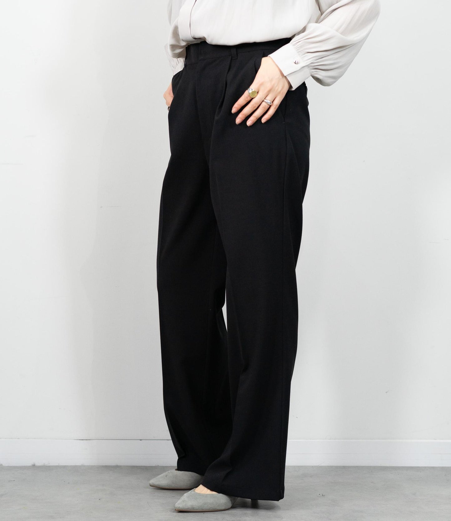 タックストレートパンツ