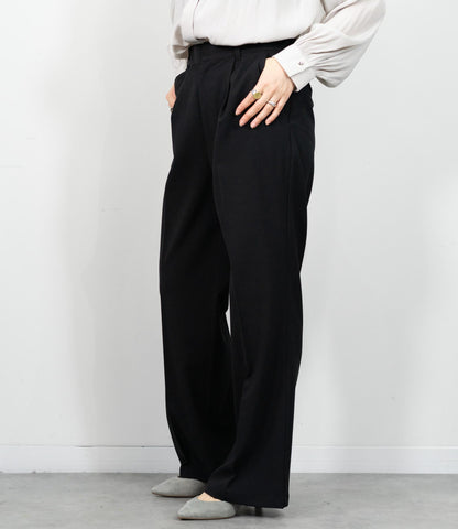タックストレートパンツ