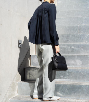 パウダーサテンギャザーブラウス