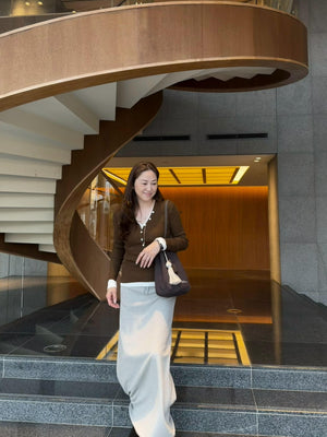 リブボタンVネックニット