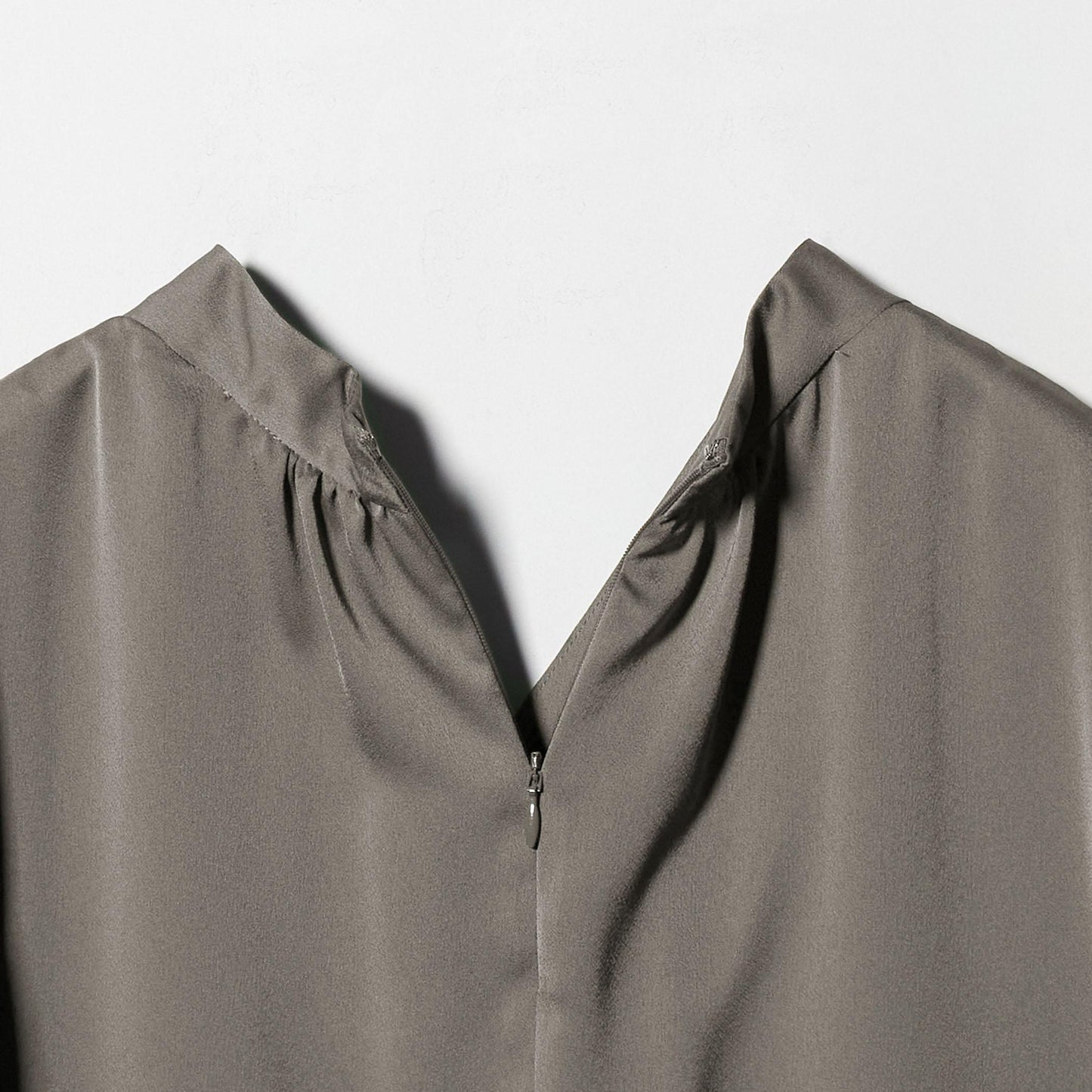 バック サテン Vネック ロングスリーブ ブラウス ‐ウォッシャブル‐