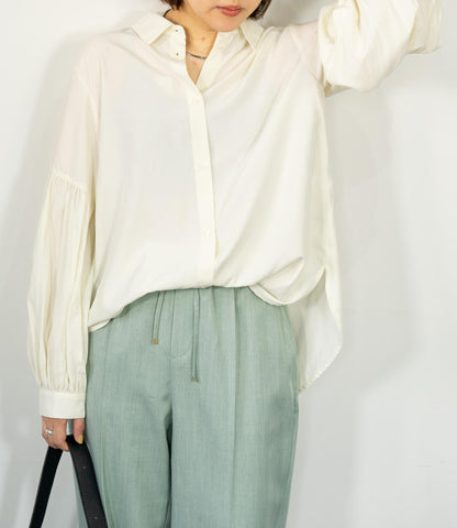 バンドカラーギャザーボリュームブラウス