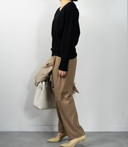 コンパクトVネックニット