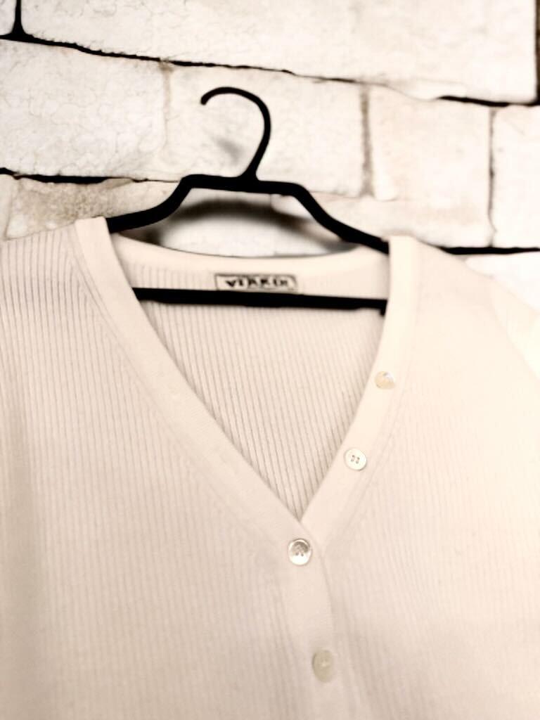 リブボタンVネックニット