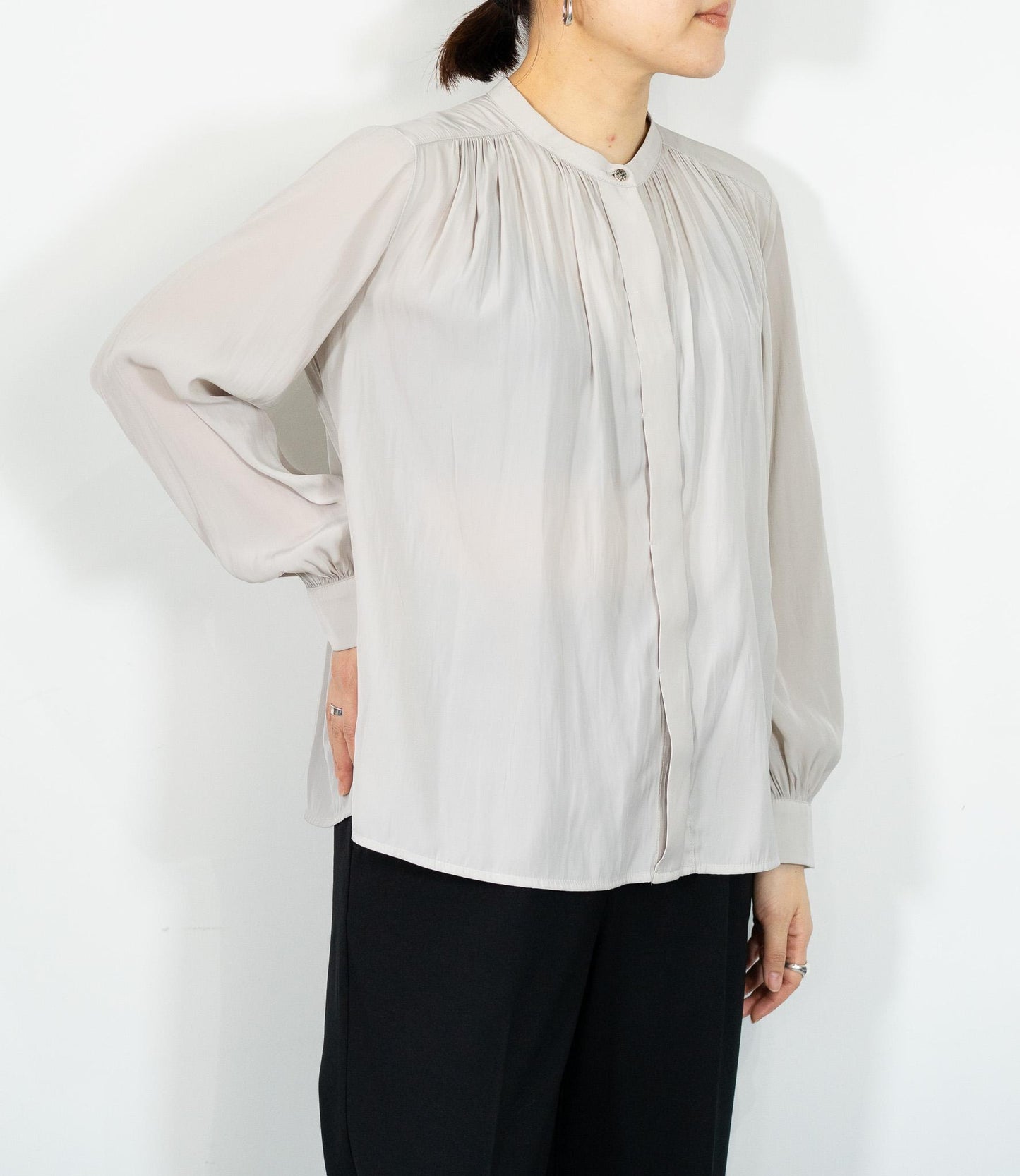 パウダーサテンギャザーブラウス
