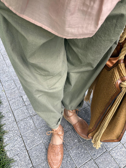 オリーブ色のカーキバレルパンツ