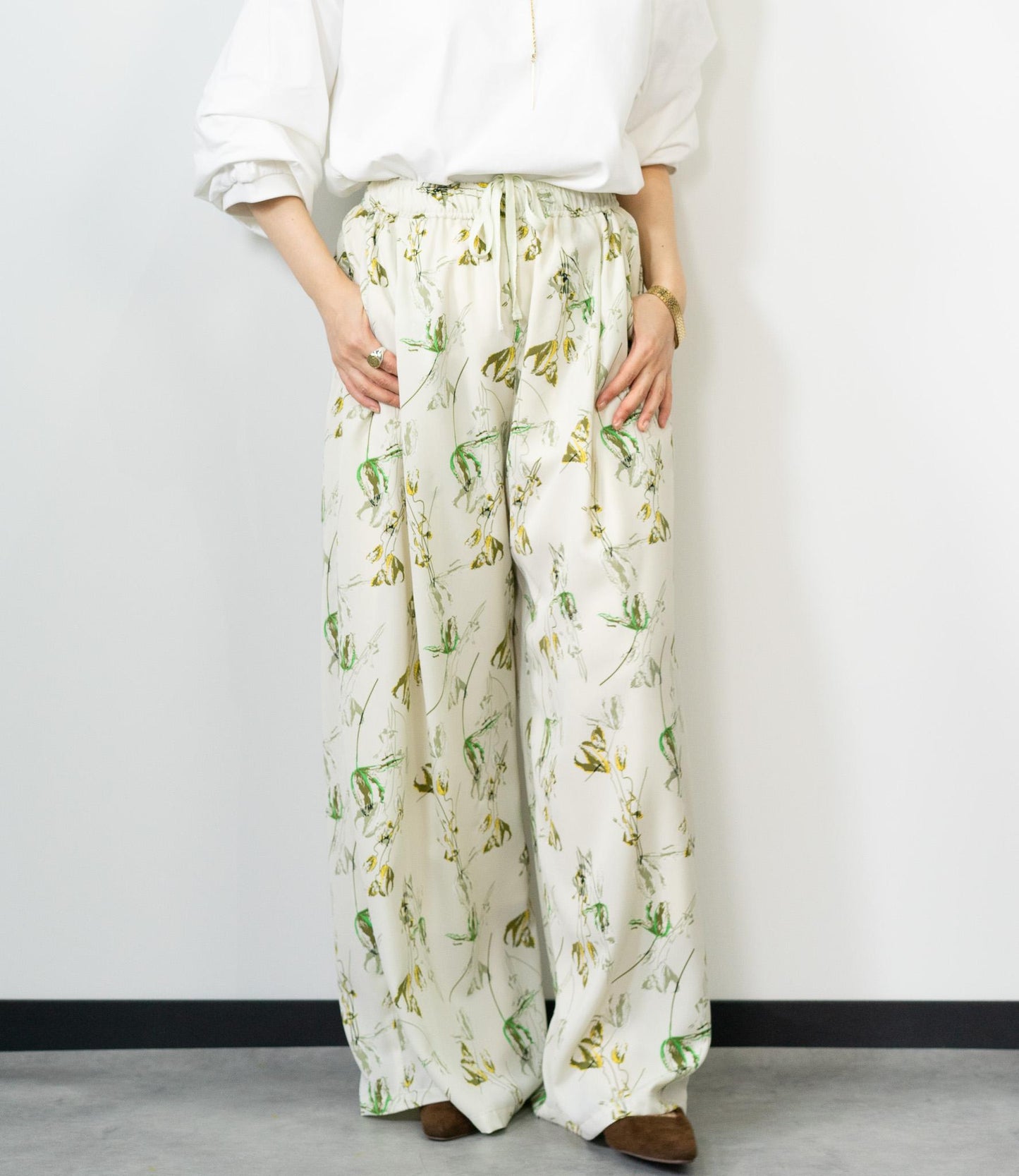 ボタニカル柄イージーパンツ