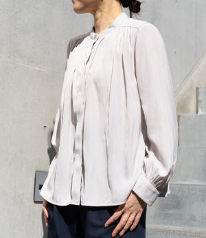 パウダーサテンギャザーブラウス