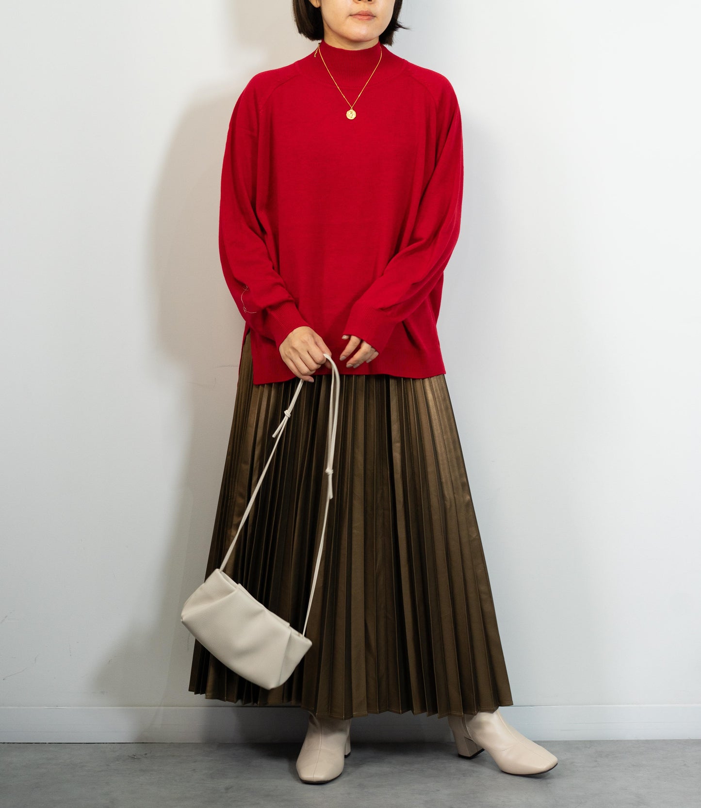 モックネックラグランニット