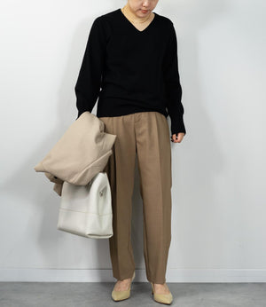 コンパクトVネックニット