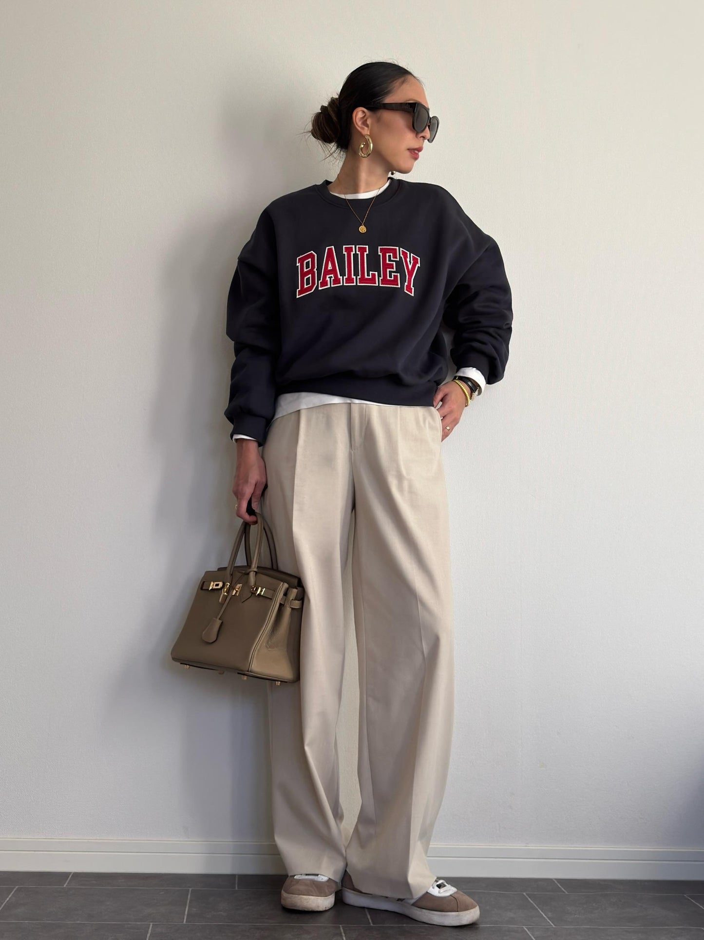 BAILEY刺繍ロゴセミクロップドスウェット