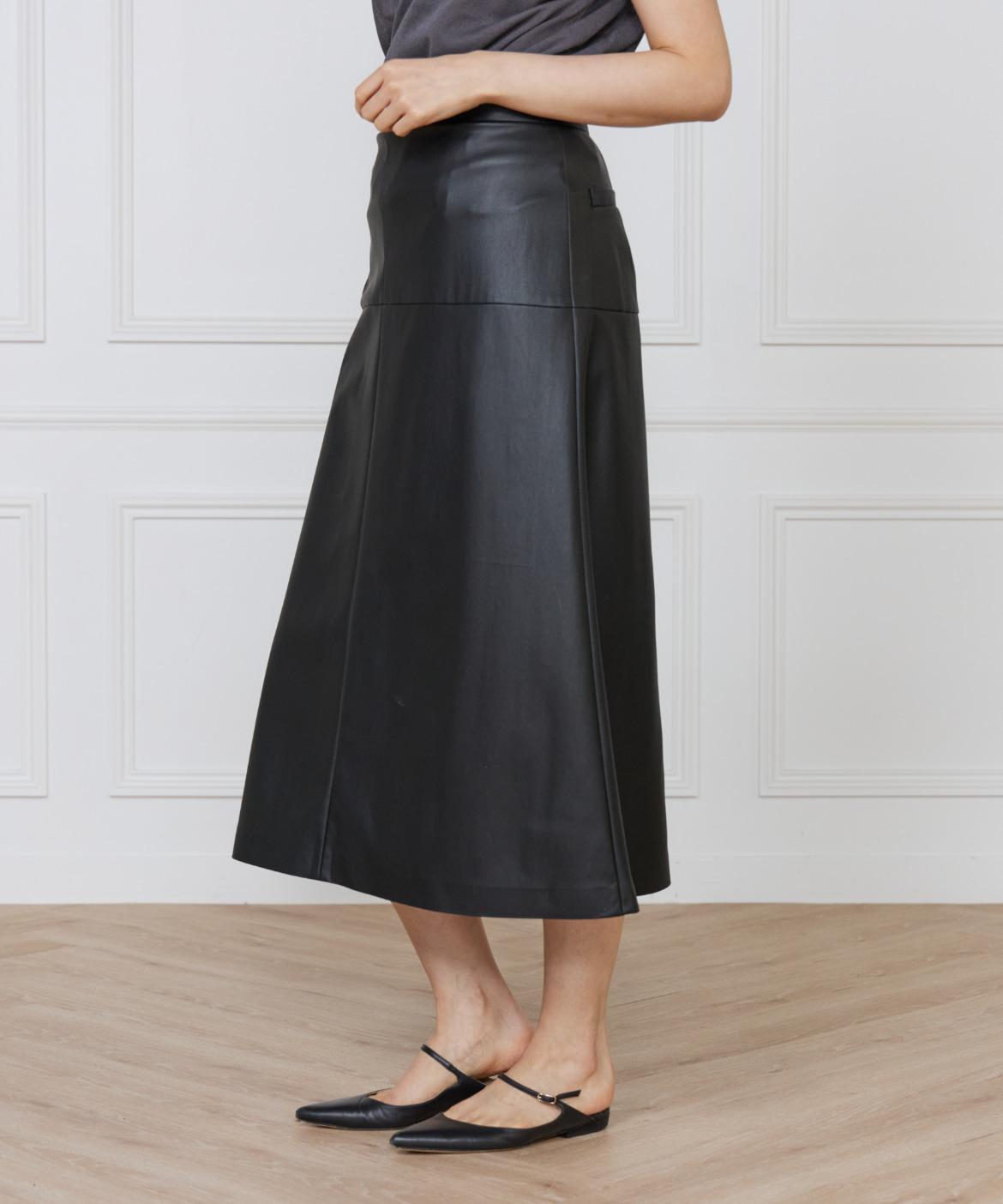 フェイクレザートラペーズスカート