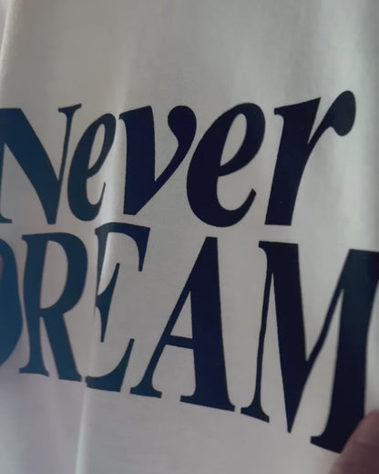 NEVER DREAM ロゴTシャツ