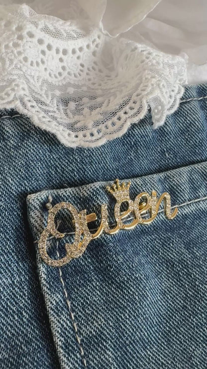 Queenロゴブローチ