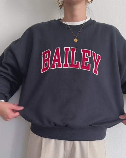 BAILEY刺繍ロゴセミクロップドスウェット